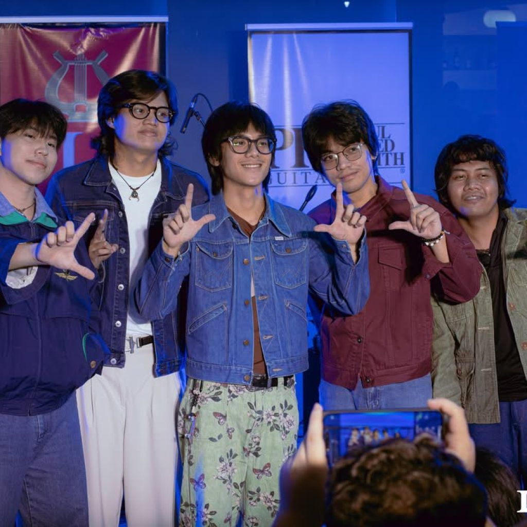 It All Started In May posing after they signed contract with LYRIC.